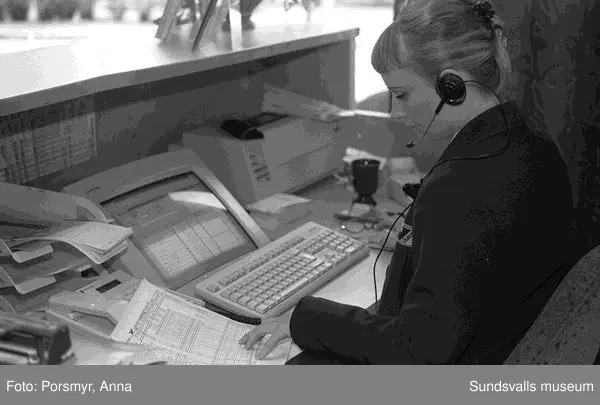 Dokumentation av en bussresa med Y-bussen Sundsvall - Stockholm tur och retur, 1998.Se bildtexter och fotoprotokoll.