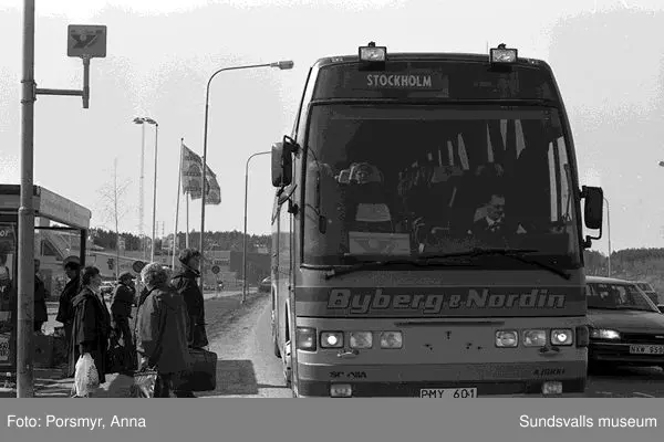 Dokumentation av en bussresa med Y-bussen Sundsvall - Stockholm tur och retur, 1998.Se bildtexter och fotoprotokoll.
