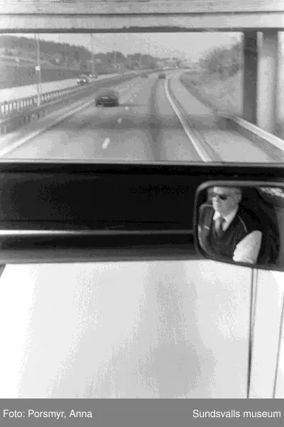 Dokumentation av bussresa med Y-bussen, Sundsvall - Stockholm tur och retur, 1998.Se bildtexter och fotoprotokoll.
