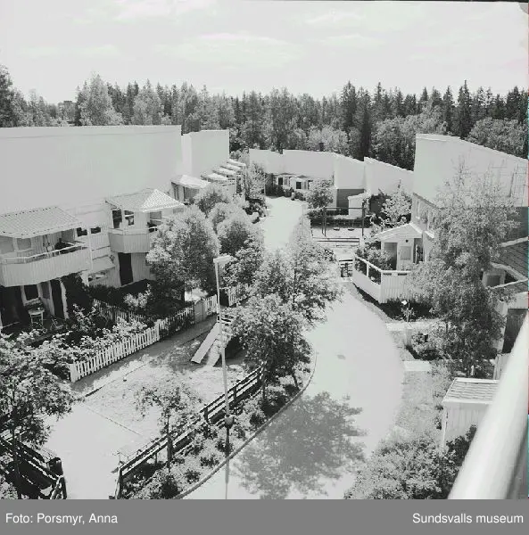 Bostadsrättsföreningen Champinjonen, Granloholm. Bild 01- 02, utsikt från höghuset, Kungsbackavägen 55 ner över gård 3. Bild 03 - 04, utsikt från höghuset Kungsbackavägen 1. Bild 05, höghuset Kungsbackavägen 1, gård 1. Bild 06, garage och gård 2. Bild 07, infart till gård 2. Bild 08, garage och höghuset, gård 3. Bild 09 - 11, utsikt från höghuset, gård 3. Bild 12, höghuset Kungsbackavägen 55, gård 3, balkongsidan åt  SV.