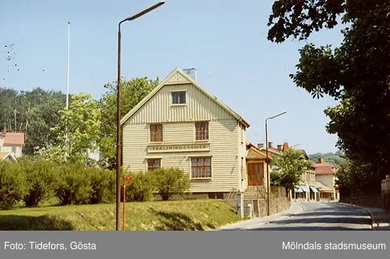 Frälsningsarméns lokal på Kvarnbygatan, 1960-tal. Huset låg mitt emot Papyrus lilla port. I bakgrunden ses de nedfällda markiserna till Sven Ahlin Herrekipering på Kvarnbygatan 25 (Frituna).