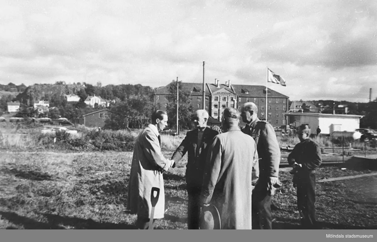 Politiker (nummer två från vänster är Ernst Carlsson, nummer tre är Algot Samuelsson) som skakar hand efter att ha tagit det första spadtaget, 1958. Se även 1999_0210.