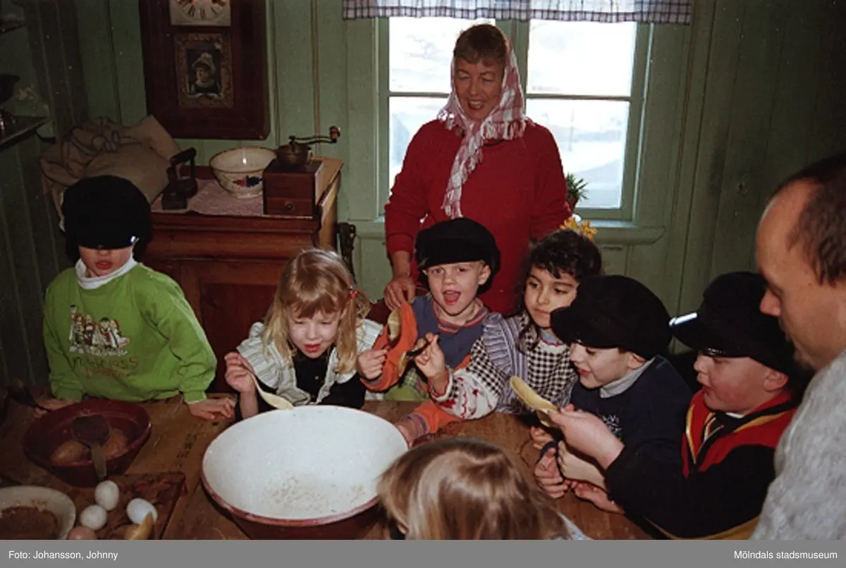 Museipedagog Håkan Strömberg (till höger) visar förskolebarn Olas stuga 1999-02-18. Tema: Livet förr.