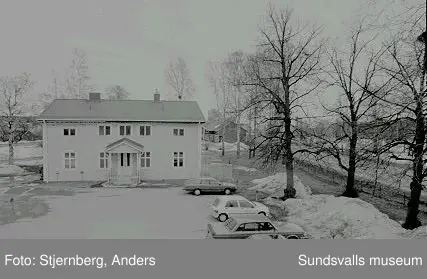 Motiv: Stg3049M, Kubikenborgs industriområde inkl. herrgårdsmiljön, Skönsmons förs. Herrgårdsbebyggelse. Bild 20 utbyggnad från 1890-talet.18: Detalj frontespis mot V.19: Detalj av skorsten20: Vy över utbyggnad mot S.21: Dörr mot terassen.22: Övre trapphallen.23: Vy från V mot ö.herrgårdsflygeln.