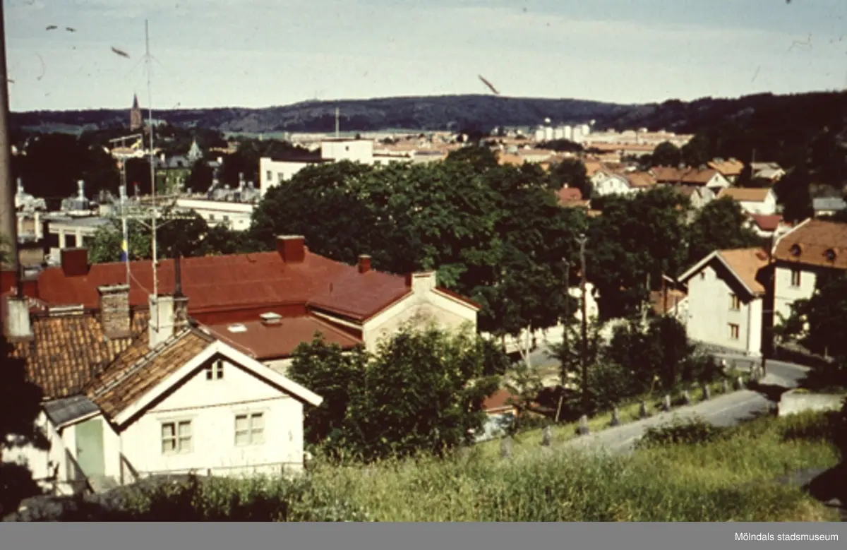 Vy över Forsåker, tagen nedför Rygatan mot Forsåkersgatan (senare Norra Forsåkersgatan) 1959. Till vänster ses det avlånga röda taket på Polishuset (f.d gamla sjukstugan). Papyrus ligger bakom buskaget. Fässbergs kyrka skymtar i bakgrunden till vänster.