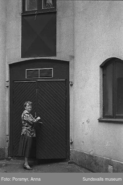 Kaffeaffären IDO, Nybrogatan. Bildsvit gjord för dokumentation utförd 1996. Affärsrörelsen grundades av Carl Dahlström den 18 november 1931. Dahlström föddes i Närsta, Alnö. Han arbetade som kassör på Hörningsholms sågverk 1918 till 1930 då sågen lades ner. Han fick inspirartion att starta kaffehandeln av sin bror Erland som arbetade på Kolonialvaruaktiebolaget. Mellan 1931 till 1937 drev Dahlström kaffehandeln tills en anställd, Eva Farm, tog över som nästa ägare. Sune Bäckström som tidigare arbetat som springpojke på firman tog över verksamheten 1954. Rosteriet som tidigare låg i magasinskvarteren (nuvarande Kulturmagasinet) flyttades 1983 till innergården vid Blombergska huset och en specialbyggd skorsten fick uppföras. Tonvikten på försäljningen ligger numera (2020) på ett välsorterat utbud av olika tesorter.