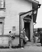 Pålgård, poststation.  Brevlådan tömmes vid poststationen i
Pålgård.  (En av Sveriges äldsta).  Postbusslinjen Östersund -
Ragunda. Foto 15/7 1953.