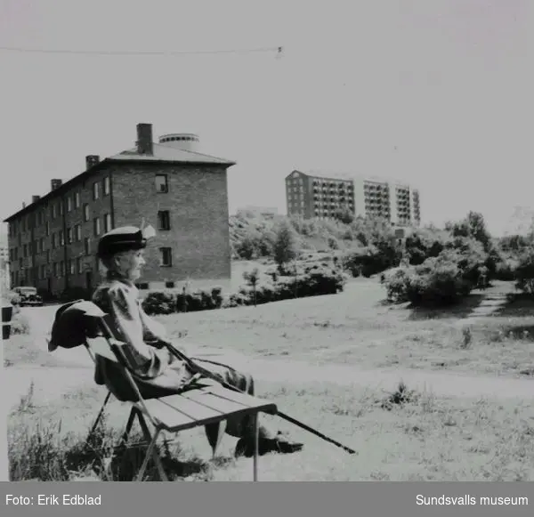 Helfrid Renström på parkbänk i stasdelen Guldheden i Göteborg. Helfrid Renström var familjen Edblads hyresvärd, och ägde fastigheten Södermalmsgatan 8, Sundsvall.