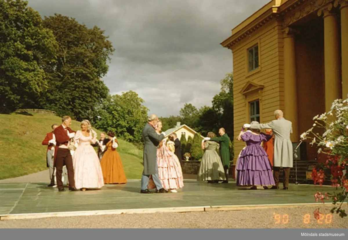 Dansuppvisning framför Gunnebo slott, med dansare i kläder från 1800-talets förra del. 20 augusti 1990.