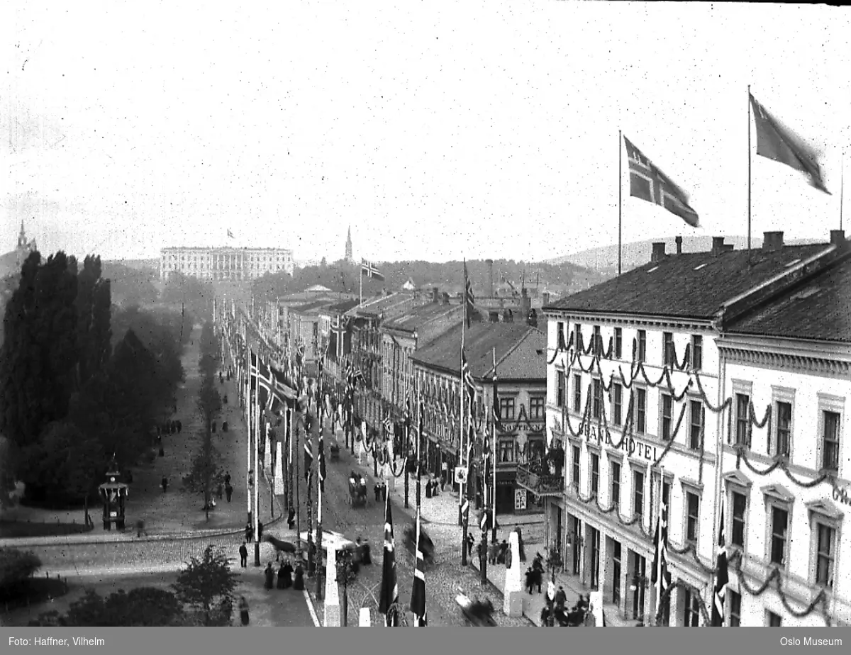 kongelig regjeringsjubileum, jubileumsfeiring, flagg, girlander, Grand Hotel, Hotell Nobel, forretningsgårder, Slottet, mennesker, gateliv