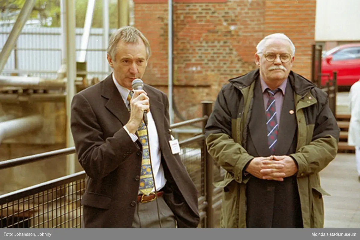 Kvarnbydagen 28 april 2002. Eastmans (f.d Soab) chef Peter Roberts och kommunalrådet Bengt Odlöw inviger Royens spång.