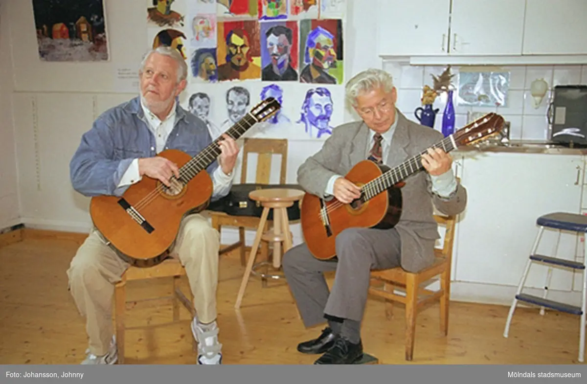 Musikunderhållning på Mölndals målarskola där Lasse Börjesson och Gunnar Lif spelar gitarr.