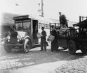 Luftpost från postkupé 62 ned, inlastas i busspostkupé på Malmö
centralstation. Posten sorteras sedan i bussen, på väg ut till
Bulltofta flygfält.