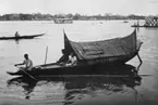 Kanot för postföring på linjen Palembang - Tanjung Raya (Tandjongradja) vid floden Ogan på Sumatra.