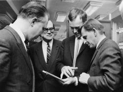 Civilingenjör Erland Persson demonstrerar - med hjälp  av et