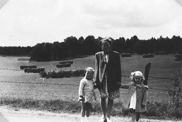 Midsommartid i Stretered 1947. Rosa Pettersson är på promena