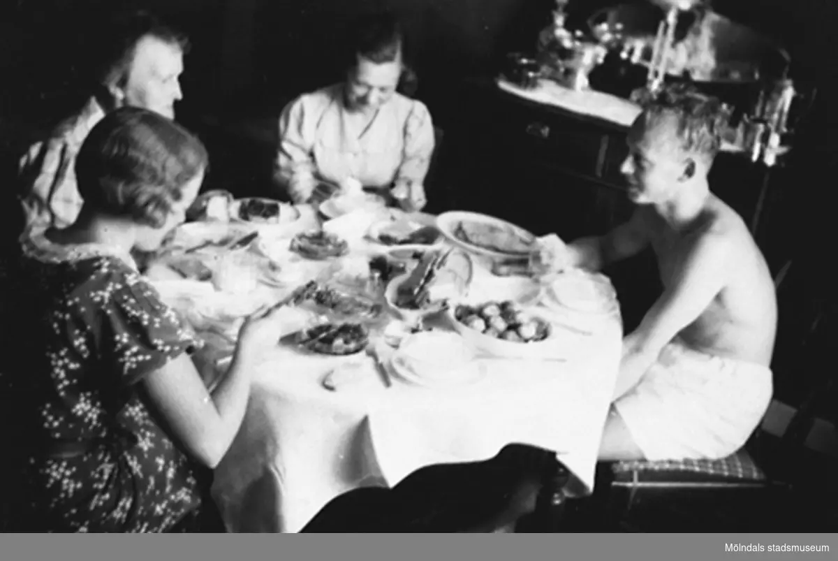 Frukost på Stretered hos familjen Krantz, 1930-tal. Sittande från vänster: Rosa Krantz (gift Pettersson), mormor Nora Krantz, ?, Rosas kusin Arnulf Thorvaldsen från Norge.
 Rosa är mor till givaren.
