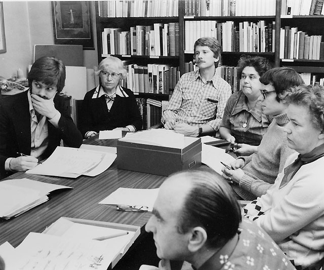 Utställningssammanträde hos museichefen, fr.v. Bo Andersson, Gunnel Jönsson, Ulf Hildebrand, Barbro Skillinghaug, Björn Sylwan, Anna-Lisa Nordgren och i förgrunden Eigil Schwartz, representant för SAS filatelistklubb.