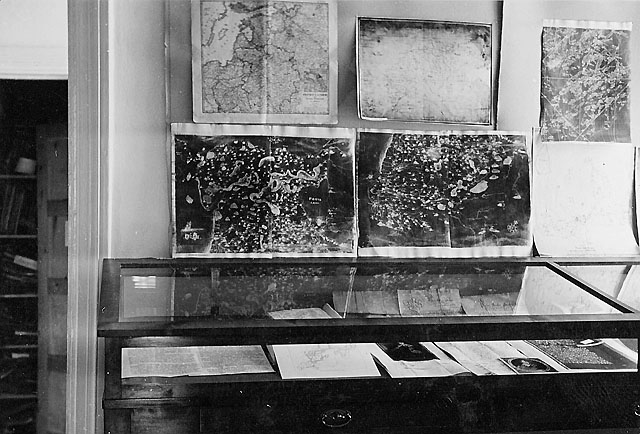En av museets montrar i september 1938, med urkunder från Tallinns
stadsarkiv och Riksarkivet i Stockholm, fotostatkopior etc. Särskild
utställning: "1638 6/9 1938". I bakgrunden det minsta första rummet
med skåp, innehåll-ande kartmaterial rörande estniska postanstalter
från den ryska tiden (1830-1917). Nu (1940) är ingången till museet
här och skåpen har flyttats.