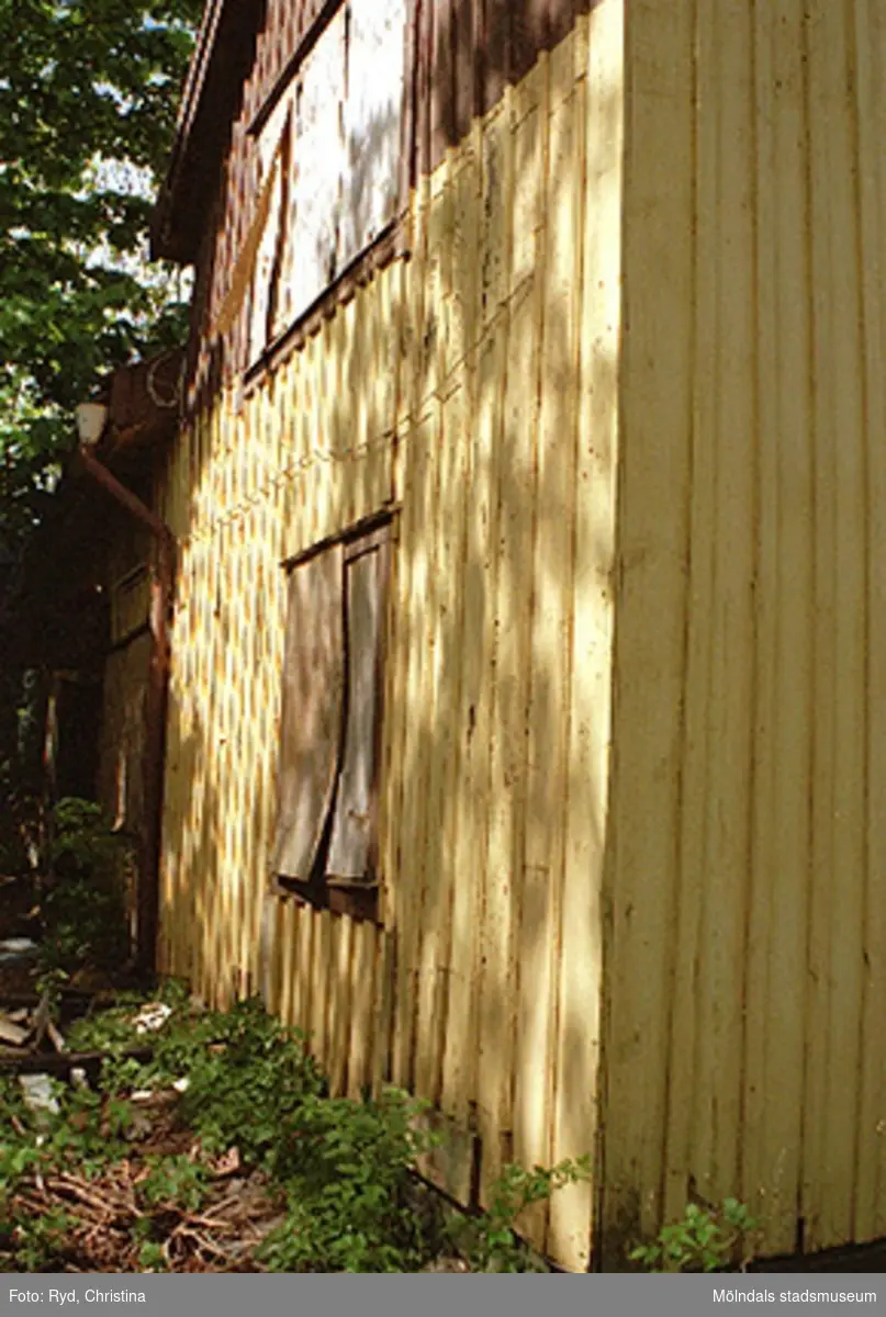 Byggnadsdetaljer: Fasad och fönster på det gamla bostadshuset Ranntorp 1:16 i Ranntorp, Lindome, maj 1994. Huset är nu rivet.