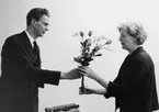 Blommorna överlämnas av PR-avdelningens chef byrådirektör Egon
Jonsson.