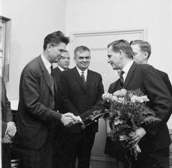 Den nye chefen för departementet hälsas välkommen av dess pe