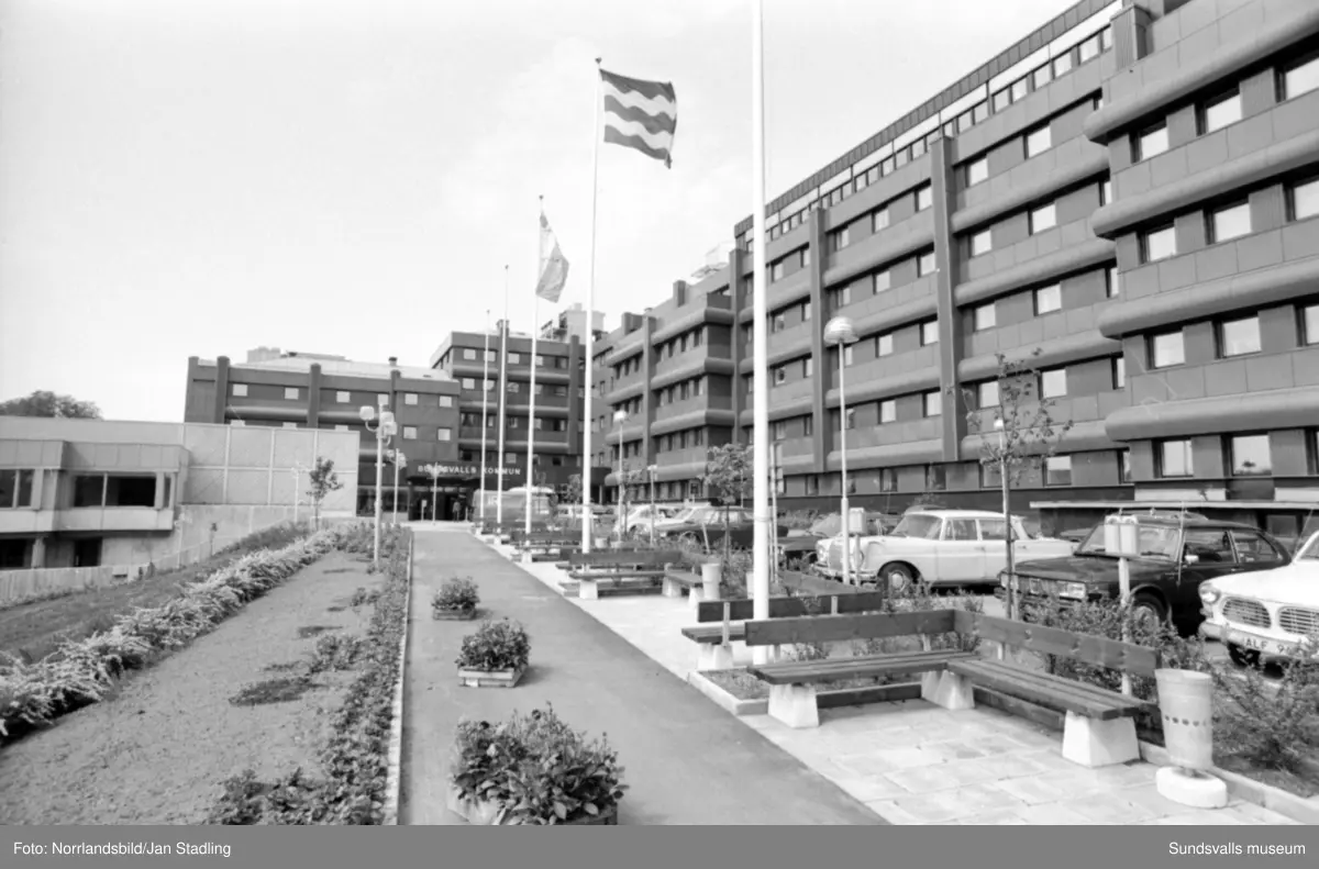 Bilder från reportage i HSB:s medlemstidning Vår Bostad, av Ingrid Andersson. "Staden mellan bergen är som en miniatyr av Rio" : min syn på stan. Bilder från bland annat Bosvedjan, sjukhuset, Norra berget, Södra berget, kommuhuset, hamnen med färjan Wasa Express, stadsvyer vid Vängåvan och Stora torget.