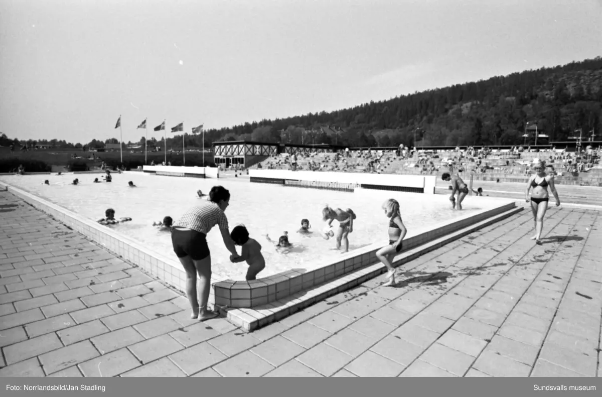 Bilder från reportage i HSB:s medlemstidning Vår Bostad, av Ingrid Andersson. "Staden mellan bergen är som en miniatyr av Rio" : min syn på stan. Bilder från bland annat Bosvedjan, sjukhuset, Norra berget, Södra berget, kommuhuset, hamnen med färjan Wasa Express, stadsvyer vid Vängåvan och Stora torget.