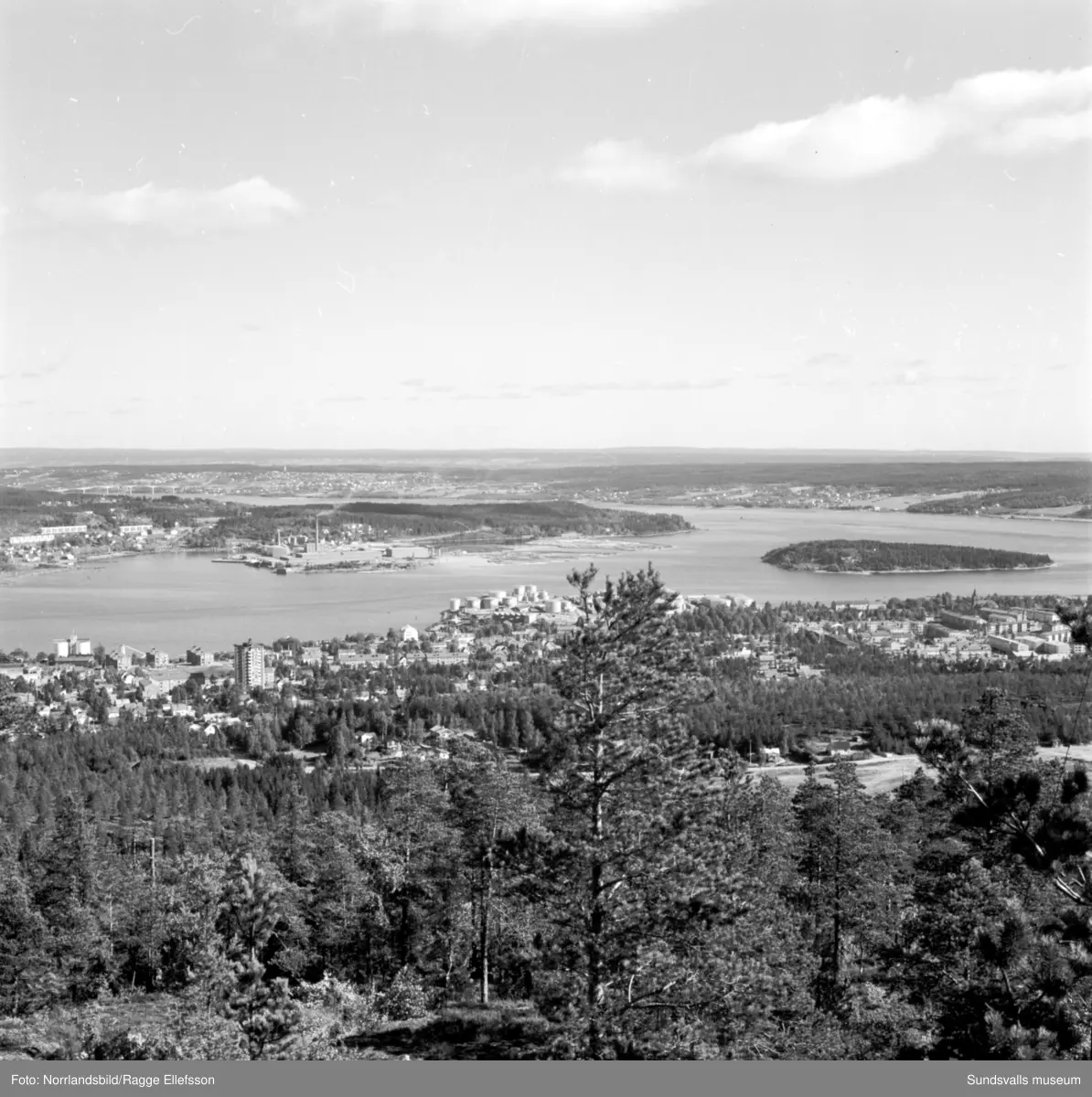 Vy över Sundsvall från Södra berget. LV5, Ortviken, hamnen.