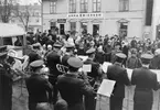 Postmännens musikkår under ledning av Gösta Morberg, underhåller på
torget innan helgkortsförsäljningen börjar.