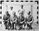 Gruppfoto i Postens Sporthall, Dalagatan 61, Stockholm. Framför
handbollsmålet står i främre raden fr.v. Ingvar Lundberg, Olov
Stavre, Yngve Warreby och Albert Jussila. Bakom står Aina Strand,
t.v., och Ulla Montant.