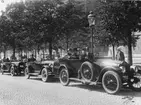 Bilkortegen på Strandvägen. Fru Flodman är ciceron i första bilen.