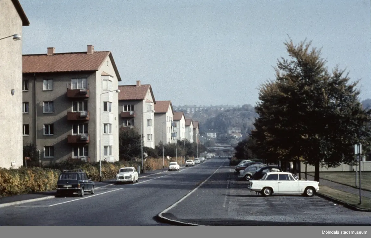 Vy österut av byggnader på Knarrhögsgatan i Mölndal, 1970-tal. I bakgrunden ses Störtfjället med lägenheter på Lövgatan.