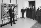 Mot bakgrunden av lokalbrevbäringsfrimärket invigde generaldirektör
Erik Swartling den överskådliga utställningen.