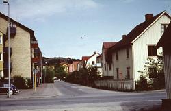 Bostadshus längs Bergmansgatan i Mölndal, år 1968.
I vänster