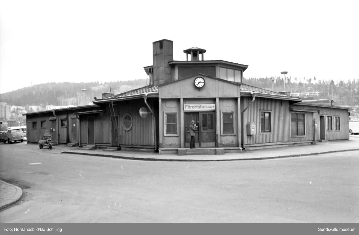 Gamla busstationen både exteriörer och interiörer med väntande resenärer i vänthallen, kiosk, personal i biljettkassan och bussgodsterminalen. Även ett polisingripande utanför finns dokumenterat. Bilderna hör till ett reportage i fackföreningstidningen Transportarbetaren.
