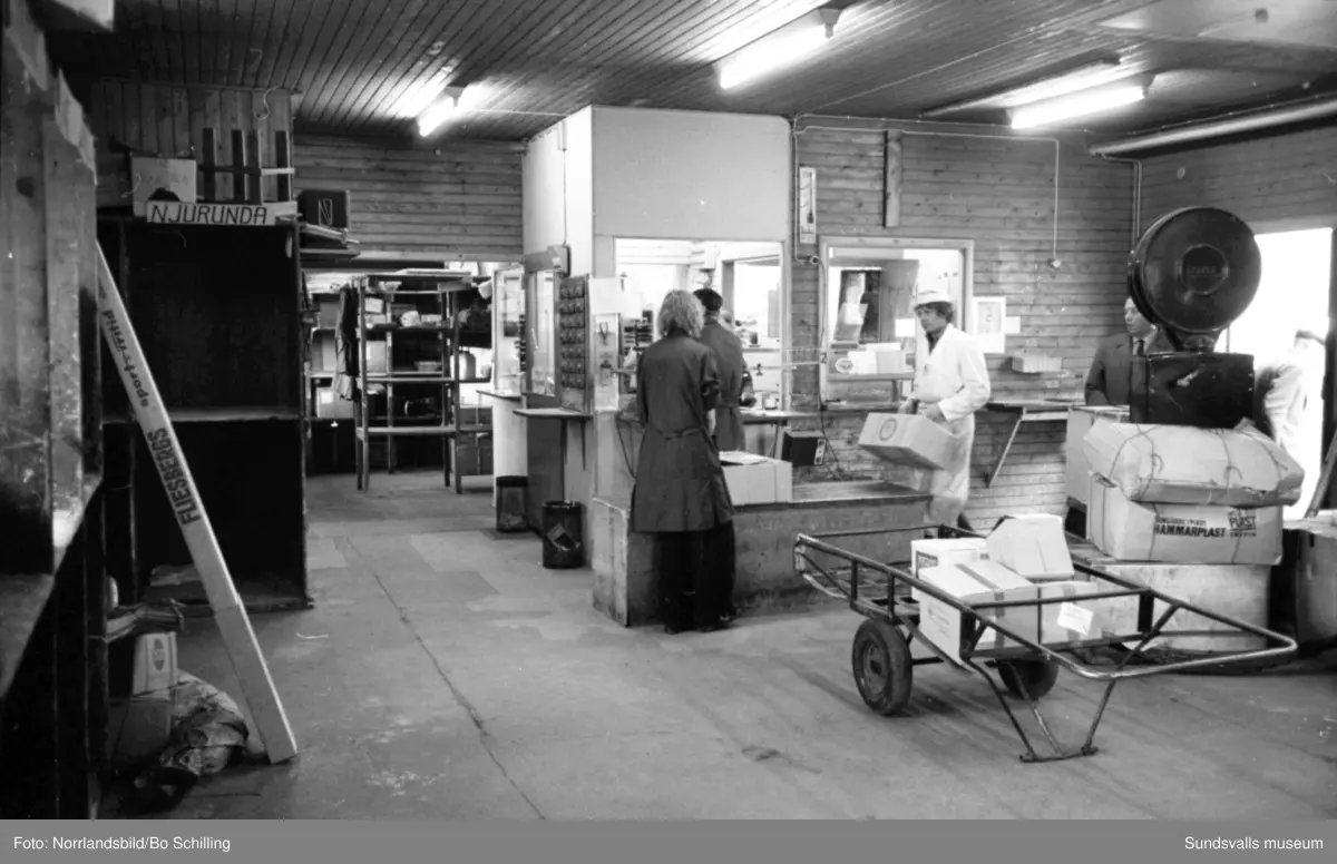 Gamla busstationen både exteriörer och interiörer med väntande resenärer i vänthallen, kiosk, personal i biljettkassan och bussgodsterminalen. Även ett polisingripande utanför finns dokumenterat. Bilderna hör till ett reportage i fackföreningstidningen Transportarbetaren.