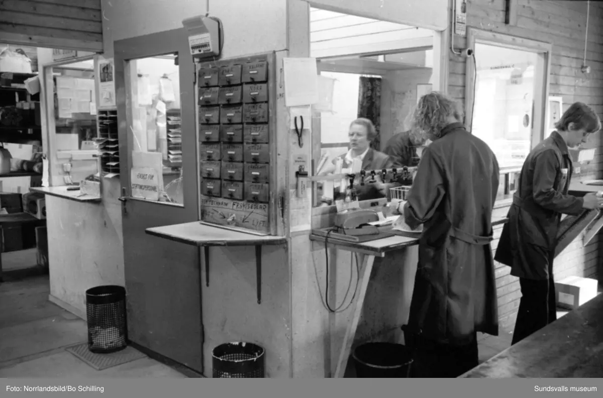 Gamla busstationen både exteriörer och interiörer med väntande resenärer i vänthallen, kiosk, personal i biljettkassan och bussgodsterminalen. Även ett polisingripande utanför finns dokumenterat. Bilderna hör till ett reportage i fackföreningstidningen Transportarbetaren.