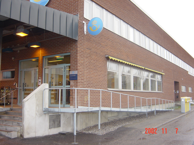 I de blå brevlådorna läggs "lokalpost" (försändelser inom det
lokala postnummerområdet). I gula brevlådor läggs försändelser till
övriga postnummerområden och till utlandet.
