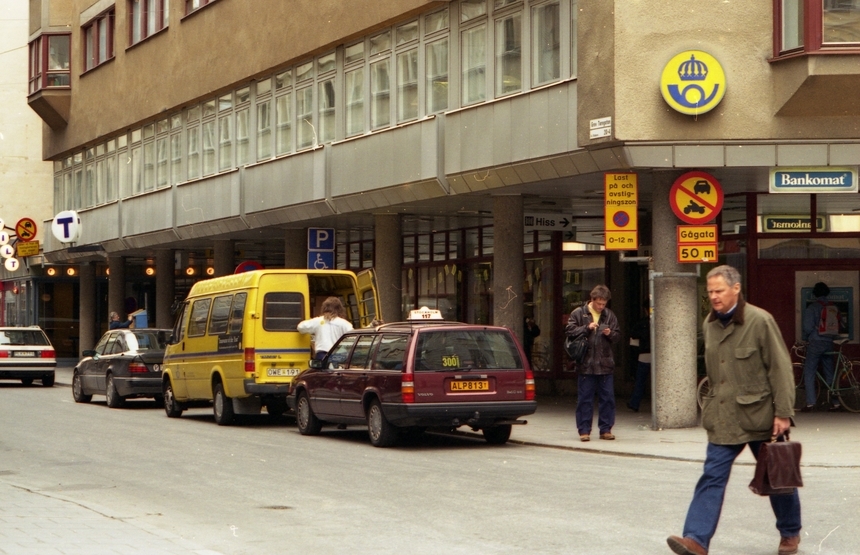 Postkontor och postfordon. Postens Bud, Skåpbil, Posten Riddaren
Grev Turegatan 6