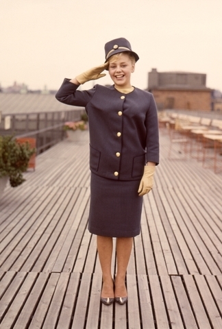 Visning av uniform för postvärdinna, 1960-talet.