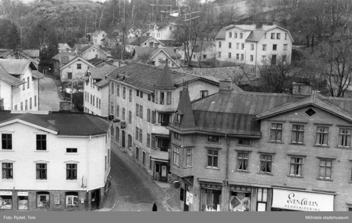 Vy från pappersbruket Papyrus fabriksområde i Forsåker, Mölndal, mot Trädgårdsgatans mynning i Kvarnbygatan på 1960-talet. I förgrunden ses Kvarnbygatan 23 och 25. Huset i mitten har adressen Trädgårdsgatan 4.