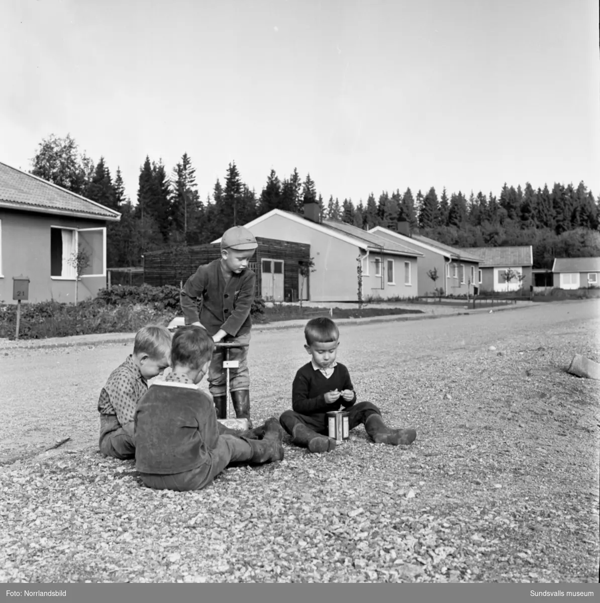 Bilder från ett reportage i Dagbladet om det ökande bostadsbyggandet i Skönsberg. Kommunaldirektören i Sköns köping, Edvin Andersson i centrala Skönsberg, lekande barn på Sibirienvägen i Ortviken samt vid Skönsbergs  skola.