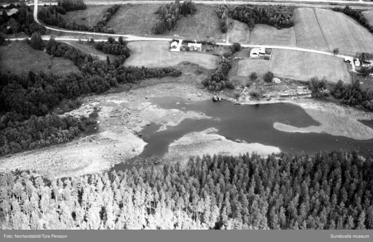 Flygfoton över Ljungans dalgång vid lågvatten. Stöde, Viskan, Torpshammar, Fränsta, Ljungaverk.