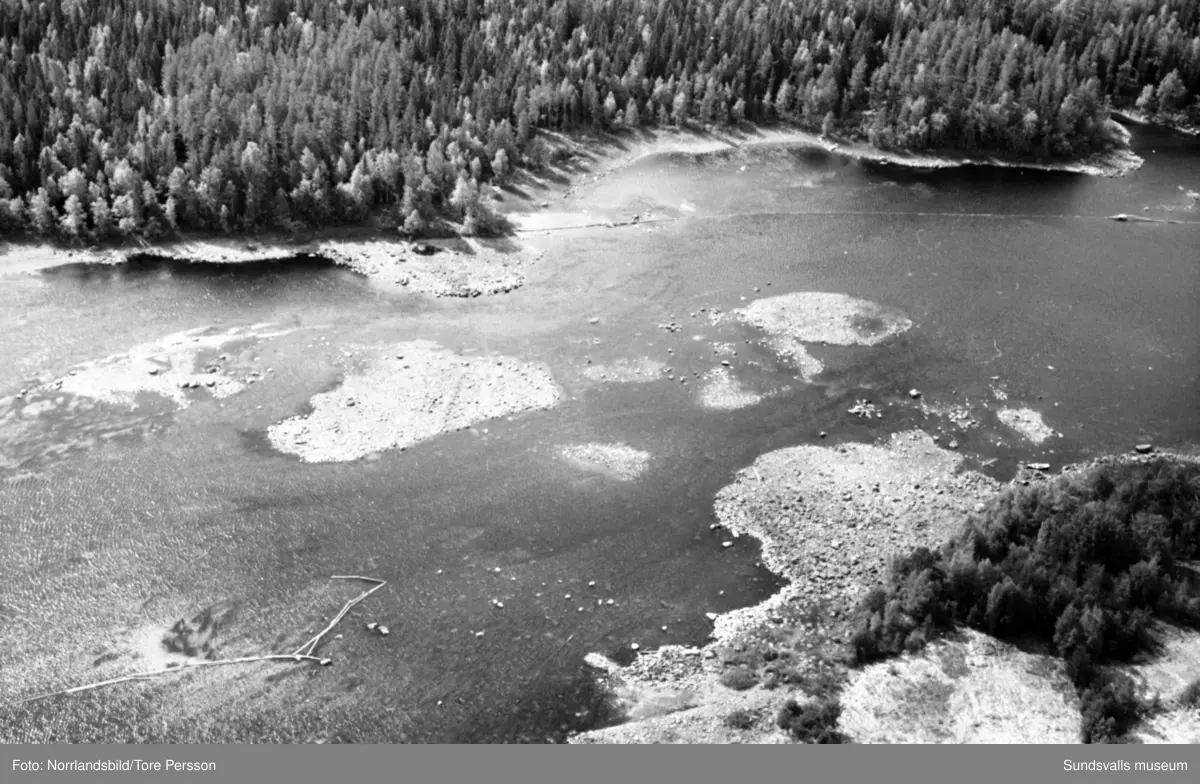 Flygfoton över Ljungans dalgång vid lågvatten. Stöde, Viskan, Torpshammar, Fränsta, Ljungaverk.