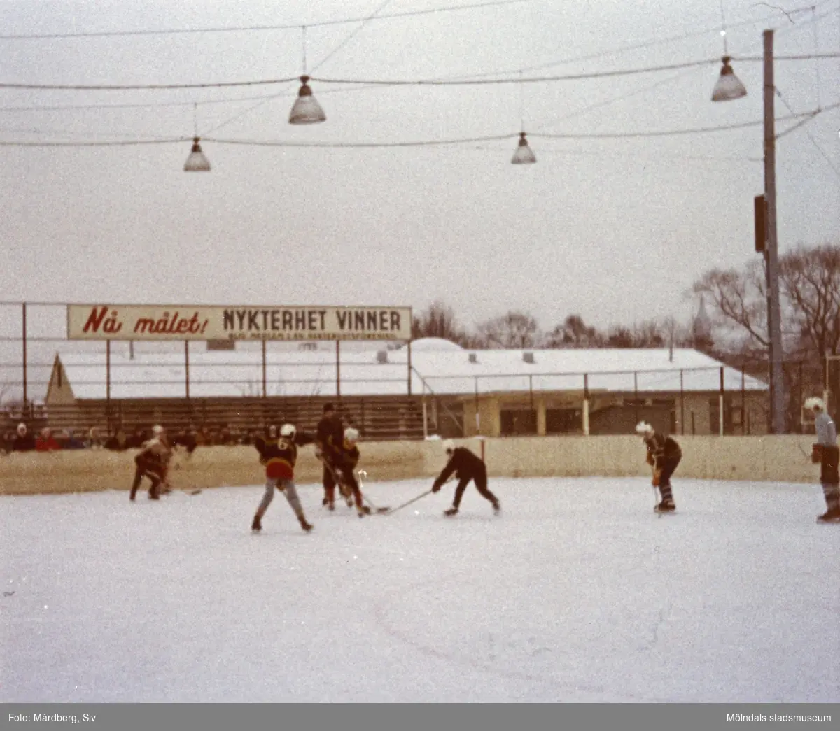 På Mölndals isbana vintern 1965. Fotografi ur album med signatur Siv Mårdberg.