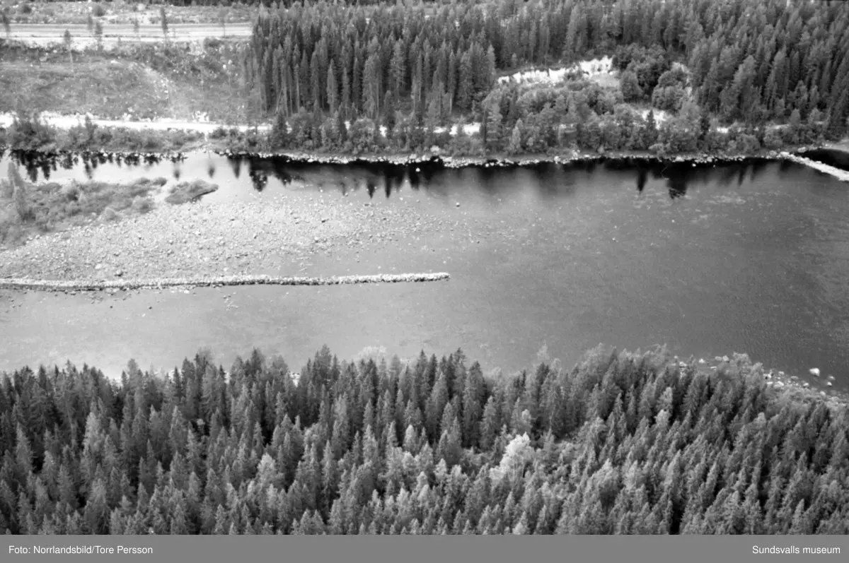 Flygfoton över Ljungans dalgång vid lågvatten. Stöde, Viskan, Torpshammar, Fränsta, Ljungaverk.