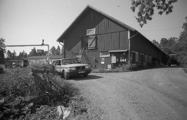Lantbrevbärare Reinhold Andersson i postbil under sin
lantbrevbäringstur. Tillhör en dokumentation av en lantbrevbärare i
trakten av Valdermarsvik av fotograf Ove Kaneberg.