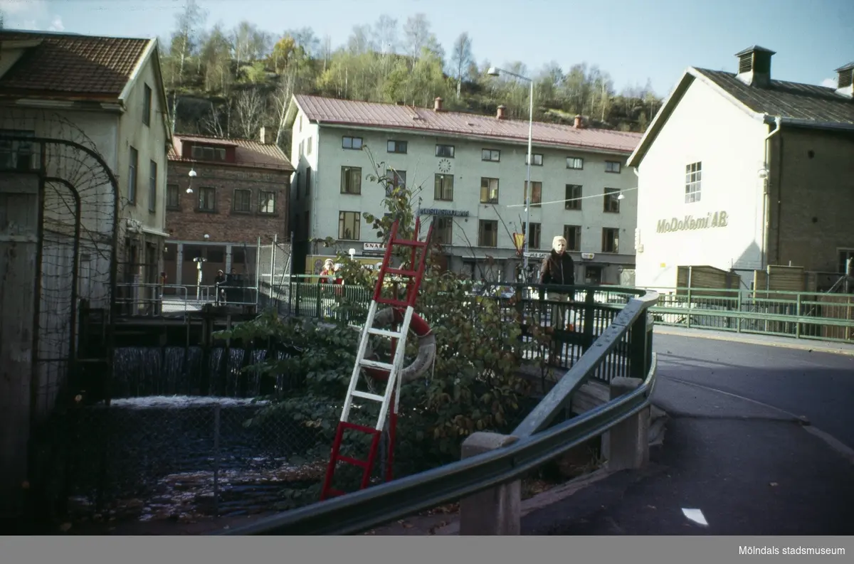 Forsebron i Mölndals Kvarnby på 1970-talet. Här låg en gång "Feskeflôten", där man sålde fisk på torsdagar. Från vänster ses fastigheterna Kvarnbygatan 4, 41, 43 och 6. Alla vid Gamla Torget.