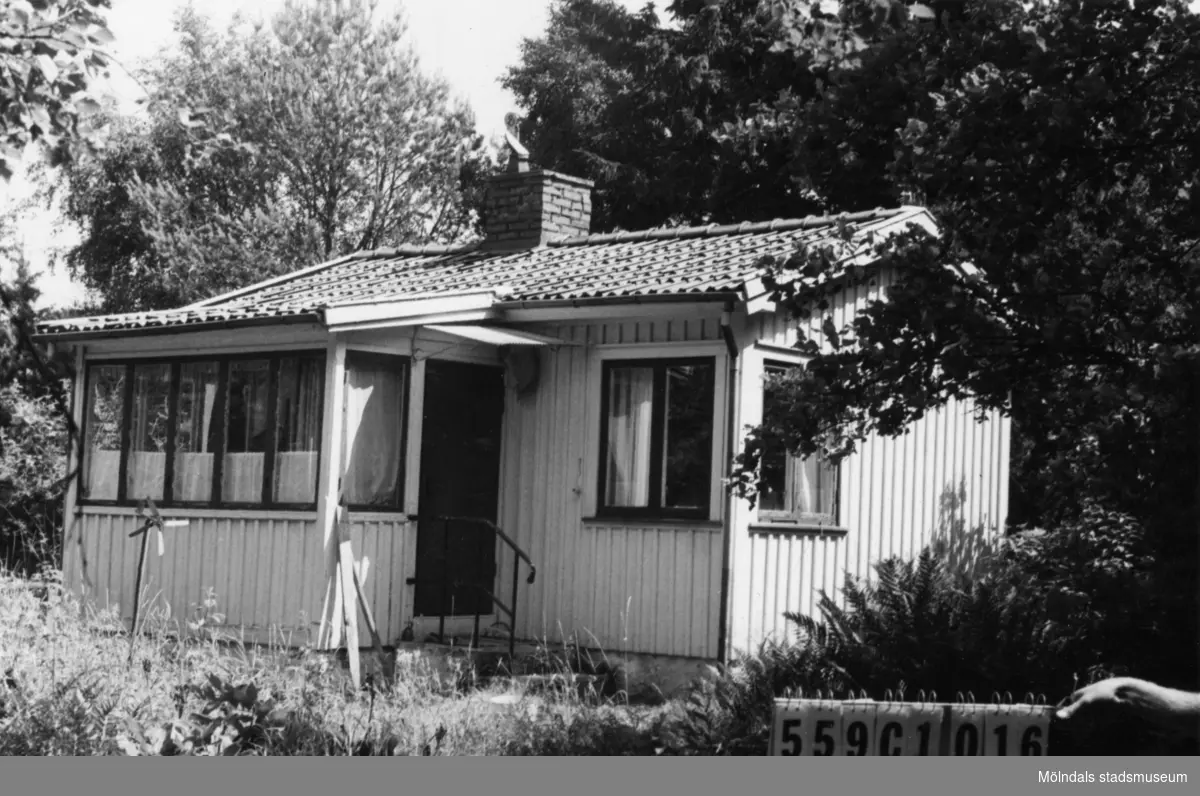 Byggnadsinventering i Lindome 1968. Gastorp 2:83.
Hus nr: 559C4016.
Benämning: fritidshus.
Kvalitet: mindre god.
Material: trä.
Tillfartsväg: framkomlig.